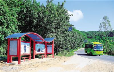 白沙黎族自治县往儋州市路上的候车亭 白沙黎族自治县往儋州市路上的候车亭
