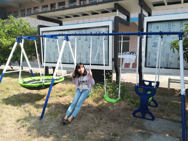 花园安装了一副秋千后 亿科员工生活添情趣