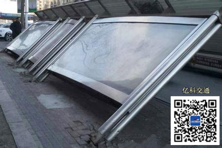 候车亭质量好不好？就看大风吹候车亭倒不倒