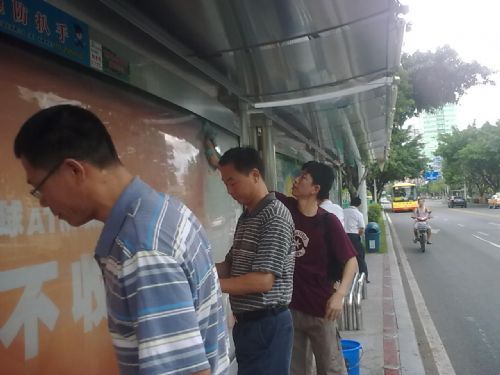 删除候车亭上野广告