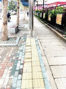 建在盲道上的候车亭
