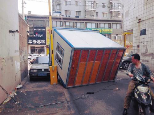 收费亭被风吹倒砸中小车
